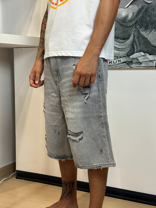 JEANS OVER DISTRESS