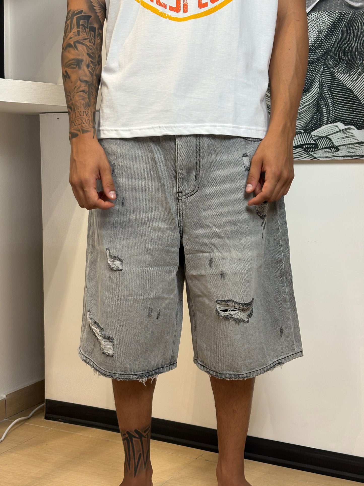 JEANS OVER DISTRESS